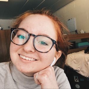 Meet your Posher, Caitlin